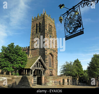 Great Budworth Pub und Pfarrkirche, Northwich, Cheshire, England, Vereinigtes Königreich Stockfoto