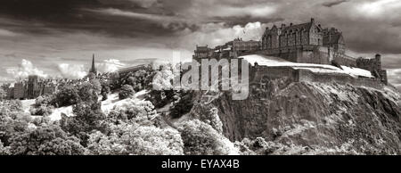 Edinburgh Castle mit dramatischen Himmel, Old Town, Schottland - UNESCO-Weltkulturerbe, UK - Winter BW Stockfoto