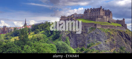 Das berühmte Edinburgh Castle mit dramatischem Himmel, Altstadt, Schottland - UNESCO-Weltkulturerbe, Großbritannien im Sommer, Panorama Stockfoto