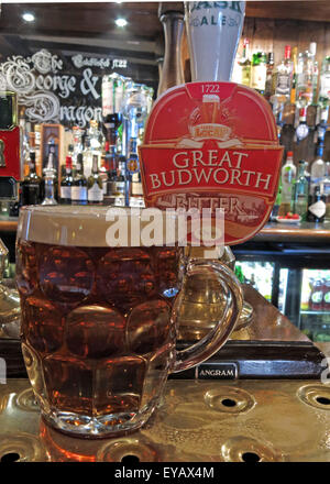 Pint traditionelle Ale in The George and Dragon Pub, Great Budworth Dorf, Cheshire, England, UK Stockfoto