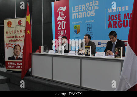 Lima, Peru. 25. Juli 2015. Der ehemalige Präsident von Peru Constitutional Court Carlos Mesia (C) nimmt Teil an einem Seminar über die Bücher der Nobelpreis Laureatus chinesische Schriftstellerin Mo Yan in Jesús María Bezirk, Abteilung in Lima, Peru, am 25. Juli 2015. Das Seminar fand während der 20. Lima International Book Fair, die vom 17. Juli bis Aug. 2 stattfindet. © Luis Camacho/Xinhua/Alamy Live-Nachrichten Stockfoto