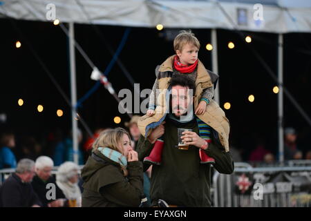 Ein kleiner Junge auf seinen Vater Schultern bei Underneath the Stars Festival, Barnsley, South Yorkshire. Bild: Scott Bairstow/Alamy Stockfoto