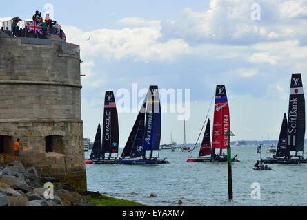 Portsmouth, Hampshire, UK - 25. Juli 2015 AC45f s verlässt das Dock für Rennen 1 und 2 heute in der Louis Vuitton America Cup World Series Portsmouth. Sechs Mannschaften konkurrieren wird Land Rover BAR unter der Leitung von Sir Ben Ainslie, Oracle Team USA, Artemis Racing aus Schweden, Emirates Team New Zealand, SoftBank Team Japan und Groupama Team Frankreich alle Segeln der "fliegenden" AC45f. Bildnachweis: Wendy Johnson /Alamy Live-Nachrichten Stockfoto