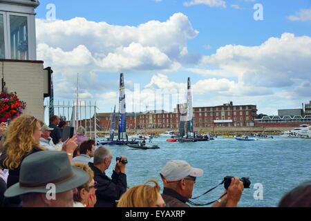 Portsmouth, Hampshire, UK - 25. Juli 2015 AC45f s für den Beginn der Rennen 1 und 2 heute um den Louis Vuitton America Cup World Series Portsmouth verlassen. Sechs Mannschaften konkurrieren wird Land Rover BAR unter der Leitung von Sir Ben Ainslie, Oracle Team USA, Artemis Racing aus Schweden, Emirates Team New Zealand, SoftBank Team Japan und Groupama Team Frankreich alle Segeln der "fliegenden" AC45f. Bildnachweis: Wendy Johnson Alamy Live News (Fotograf Medien akkreditiert für dieses Ereignis) Stockfoto