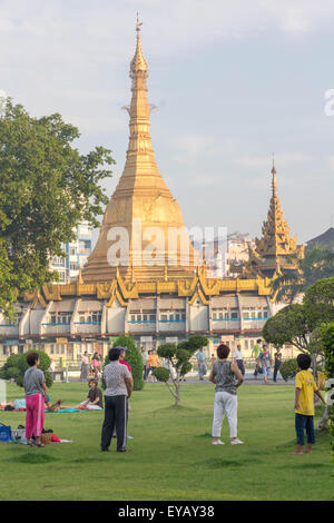 Yangon, Myanmar-Mai 8. 2014: Menschen trainieren vor der Sule-Pagode. Am frühen Morgen ist die schönste Zeit für die Ausübung. Stockfoto