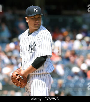 New York, USA. 23. Juli 2015. Masahiro Tanaka (Yankees) MLB: New York Yankees Start Krug Masahiro Tanaka schaut bei einem Baseballspiel gegen die Baltimore Orioles im Yankee Stadium in New York, Vereinigte Staaten von Amerika. © AFLO/Alamy Live-Nachrichten Stockfoto