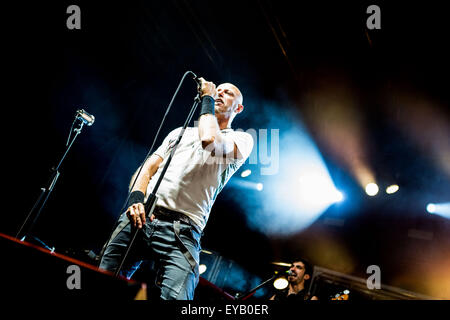 Reggio Emilia, Italien. 25. Juli 2015. Paolo Bruni der italienischen Rockband Negrita im Bild auf der Bühne, während sie im Mirabello-Stadion in Reggio Emilia durchführen. © Roberto Finizio/Pacific Press/Alamy Live-Nachrichten Stockfoto