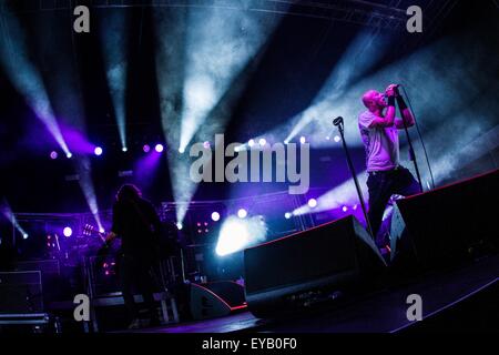 Reggio Emilia, Italien. 25. Juli 2015. Der italienische Rockband Negrita im Bild auf der Bühne, während sie im Mirabello-Stadion in Reggio Emilia durchführen. © Roberto Finizio/Pacific Press/Alamy Live-Nachrichten Stockfoto