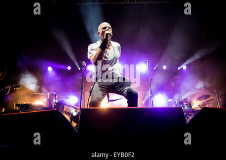 Reggio Emilia, Italien. 25. Juli 2015. Paolo Bruni der italienischen Rockband Negrita im Bild auf der Bühne, während sie im Mirabello-Stadion in Reggio Emilia durchführen. © Roberto Finizio/Pacific Press/Alamy Live-Nachrichten Stockfoto