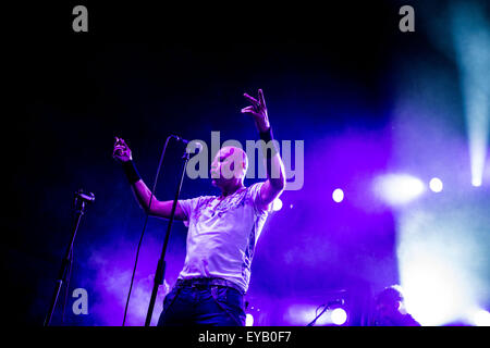 Reggio Emilia, Italien. 25. Juli 2015. Paolo Bruni der italienischen Rockband Negrita im Bild auf der Bühne, während sie im Mirabello-Stadion in Reggio Emilia durchführen. © Roberto Finizio/Pacific Press/Alamy Live-Nachrichten Stockfoto