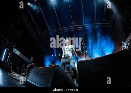 Reggio Emilia, Italien. 25. Juli 2015. Der italienische Rockband Negrita im Bild auf der Bühne, während sie im Mirabello-Stadion in Reggio Emilia durchführen. © Roberto Finizio/Pacific Press/Alamy Live-Nachrichten Stockfoto