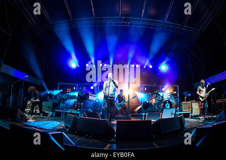 Reggio Emilia, Italien. 25. Juli 2015. Der italienische Rockband Negrita im Bild auf der Bühne, während sie im Mirabello-Stadion in Reggio Emilia durchführen. © Roberto Finizio/Pacific Press/Alamy Live-Nachrichten Stockfoto