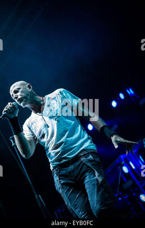 Reggio Emilia, Italien. 25. Juli 2015. Paolo Bruni der italienischen Rockband Negrita im Bild auf der Bühne, während sie im Mirabello-Stadion in Reggio Emilia durchführen. © Roberto Finizio/Pacific Press/Alamy Live-Nachrichten Stockfoto