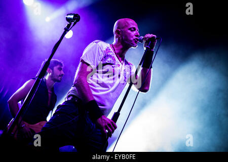 Reggio Emilia, Italien. 25. Juli 2015. Paolo Bruni der italienischen Rockband Negrita im Bild auf der Bühne, während sie im Mirabello-Stadion in Reggio Emilia durchführen. © Roberto Finizio/Pacific Press/Alamy Live-Nachrichten Stockfoto