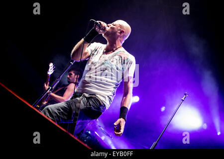 Reggio Emilia, Italien. 25. Juli 2015. Paolo Bruni der italienischen Rockband Negrita im Bild auf der Bühne, während sie im Mirabello-Stadion in Reggio Emilia durchführen. © Roberto Finizio/Pacific Press/Alamy Live-Nachrichten Stockfoto