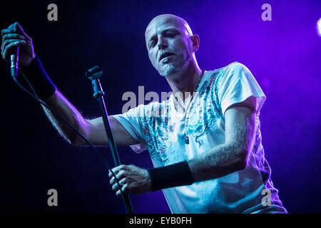 Reggio Emilia, Italien. 25. Juli 2015. Paolo Bruni der italienischen Rockband Negrita im Bild auf der Bühne, während sie im Mirabello-Stadion in Reggio Emilia durchführen. © Roberto Finizio/Pacific Press/Alamy Live-Nachrichten Stockfoto