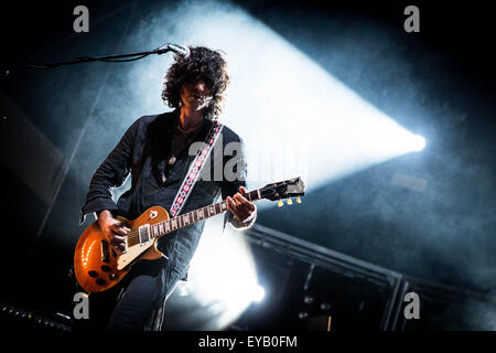 Reggio Emilia, Italien. 25. Juli 2015. Cesare Petricich der italienischen Rockband Negrita im Bild auf der Bühne, während sie im Mirabello-Stadion in Reggio Emilia durchführen. © Roberto Finizio/Pacific Press/Alamy Live-Nachrichten Stockfoto