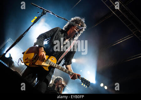 Reggio Emilia, Italien. 25. Juli 2015. Cesare Petricich der italienischen Rockband Negrita im Bild auf der Bühne, während sie im Mirabello-Stadion in Reggio Emilia durchführen. © Roberto Finizio/Pacific Press/Alamy Live-Nachrichten Stockfoto