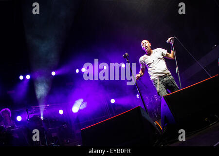 Reggio Emilia, Italien. 25. Juli 2015. Paolo Bruni der italienischen Rockband Negrita im Bild auf der Bühne, während sie im Mirabello-Stadion in Reggio Emilia durchführen. © Roberto Finizio/Pacific Press/Alamy Live-Nachrichten Stockfoto