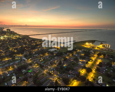 Die New Orleans Causeway bei Sonnenuntergang, von den Ufern des Lake Pontchartrain in Metairie, Louisiana gesehen. Stockfoto