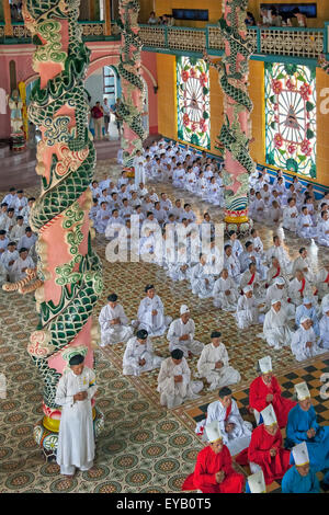 Blick hinunter auf Anhänger des Cao Dai im Cao Dia Tempel außerhalb von Ho-Chi-Minh-Stadt-Vietnam Stockfoto