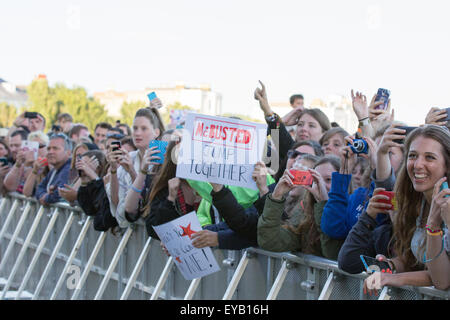 Portsmouth, UK 25. Juli 2015 Massen verrückt für McBusted bei der Louis Vuitton America Cup World Series Portsmouth Credit gesetzt ist: Alex Bailey / Alamy Live News Stockfoto