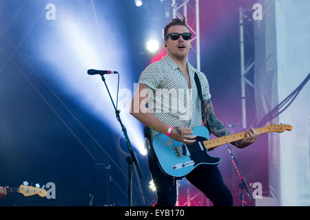 Portsmouth, UK 25. Juli 2015 Danny Jones spielt den Bass bei der McBusted bei den Louis Vuitton America Cup World Series Portsmouth Credit: Alex Bailey / Alamy Live News Stockfoto