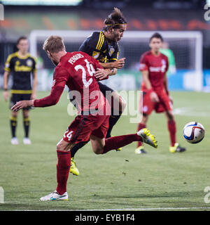 Columbus, Ohio, USA. 24. Juli 2015. Toronto FC-Verteidiger Damien Perquis (24) kollidiert mit Columbus Crew Mittelfeldspieler Kristinn Steindorsson (7) bei einem Spiel der regulären Saison zwischen Columbus Crew SC und Toronto FC Stadium Mapfre in Columbus OH. Brent Clark/Cal Sport Medien Stockfoto