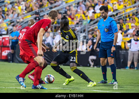 Toronto FC-Verteidiger Damien Perquis (24) verteidigt erfolgreich gegen Columbus Crew SC vorwärts Kei Kamara (23) in der zweiten Hälfte des Spiels zwischen Toronto FC und SC Columbus Crew Stadium MAPFRE in Columbus OH. am 25 Juli, 2015.Columbus Crew SC 3 - Toronto FC 3. Bildnachweis: Dorn Byg/CSM Stockfoto