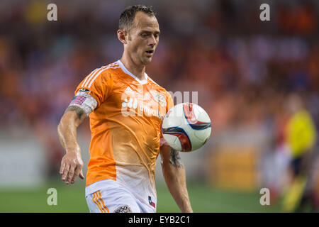 Houston, Texas, USA. 25. Juli 2015. Houston Dynamo Mittelfeldspieler Brad Davis (11) steuert den Ball bei einem MLS-Spiel zwischen Houston Dynamo und die Los Angeles Galaxy BBVA Compass-Stadion in Houston, TX am 25. Juli 2015. Der Dynamo gewann 3: 0. (Kredit-Bild: © Trask Smith über ZUMA Draht) Stockfoto