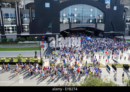 Charlotte, North Carolina, USA, 25. Juli 2015: Der Stadt Charlotte Gastgeber International Champions Cup Partie zwischen Chelsea und Paris Saint-Germain bei Bank of America Stadium. Fußball-Fans werden das Stadion betreten. Amerika ist verstärktes Interesse an Fußball sehen. Bildnachweis: Rose-Marie Murray/Alamy Live-Nachrichten Stockfoto