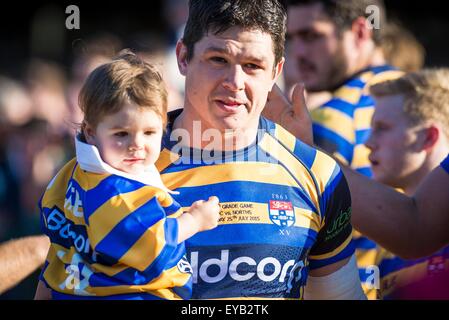 Sydney, Australien. 25. Juli 2015. Tom Carter mit seinem Sohn für seinen 200. Klasse Spiel abgebildet. Bildnachweis: MediaServicesAP/Alamy Live-Nachrichten Stockfoto