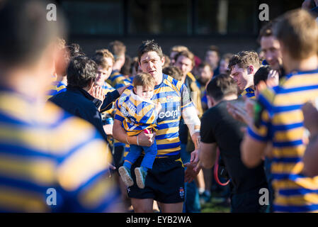 Sydney, Australien. 25. Juli 2015. Tom Carter mit seinem Sohn für seinen 200. Klasse Spiel abgebildet. Bildnachweis: MediaServicesAP/Alamy Live-Nachrichten Stockfoto