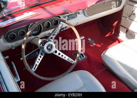 Sydney, Australien. Juli 2015. Abbildung des Innenraums des 1965 roten Ford Mustang Cabriolets mit Linkslenkung Credit: Model10/Alamy Live News Stockfoto