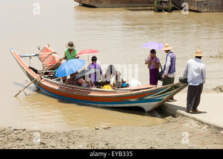 Yangon, Myanmar-Mai 8. 2014: Passagiere an Bord eine Fähre. Fähren werden regelmäßig verwendet, um den Fluss zu überqueren. Stockfoto