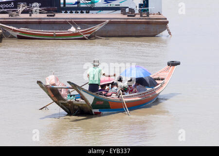 Yangon, Myanmar-Mai 8. 2014: Passagiere an Bord einer Fähre. Fähren werden regelmäßig verwendet, um den Fluss zu überqueren. Stockfoto