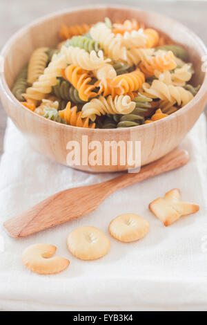 Koch-Alphabet-Keks mit Fusili Nudeln, stock Foto Stockfoto