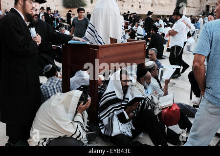 Jerusalem, Israel. 26. Juli 2015. Tausende von Gläubigen Juden beten an der Klagemauer auf Tisha B'Av, 9. des hebräischen Monats von Av, Trauer über die Zerstörung des ersten Tempels (babylonischen König Nebukadnezar II, 587 v. Chr.) und des zweiten Tempels (70 CE, römische Legionen unter Titus). Bildnachweis: Nir Alon/Alamy Live-Nachrichten Stockfoto