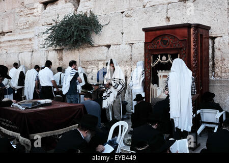 Jerusalem, Israel. 26. Juli 2015. Tausende von Gläubigen Juden beten an der Klagemauer auf Tisha B'Av, 9. des hebräischen Monats von Av, Trauer über die Zerstörung des ersten Tempels (babylonischen König Nebukadnezar II, 587 v. Chr.) und des zweiten Tempels (70 CE, römische Legionen unter Titus). Bildnachweis: Nir Alon/Alamy Live-Nachrichten Stockfoto