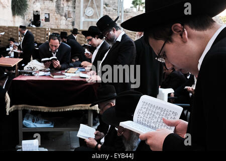 Jerusalem, Israel. 26. Juli 2015. Tausende von Gläubigen Juden beten an der Klagemauer auf Tisha B'Av, 9. des hebräischen Monats von Av, Trauer über die Zerstörung des ersten Tempels (babylonischen König Nebukadnezar II, 587 v. Chr.) und des zweiten Tempels (70 CE, römische Legionen unter Titus). Bildnachweis: Nir Alon/Alamy Live-Nachrichten Stockfoto