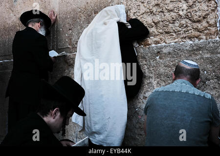 Jerusalem, Israel. 26. Juli 2015. Tausende von Gläubigen Juden beten an der Klagemauer auf Tisha B'Av, 9. des hebräischen Monats von Av, Trauer über die Zerstörung des ersten Tempels (babylonischen König Nebukadnezar II, 587 v. Chr.) und des zweiten Tempels (70 CE, römische Legionen unter Titus). Bildnachweis: Nir Alon/Alamy Live-Nachrichten Stockfoto