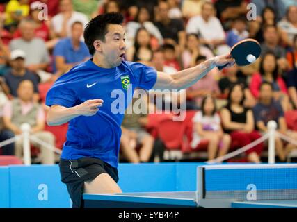 Toronto, Kanada. 25. Juli 2015. Gustavo Tsuboi aus Brasilien gibt den Ball gegen Hugo Calderano von Brasilien während der Herren Einzel Finale der Tischtennis-Veranstaltung bei der 17. Pan American Games in Toronto, Kanada, 25. Juli 2015 zurück. Hugo Calderano gewann 4: 3 und holte sich den Titel. © Zou Zheng/Xinhua/Alamy Live-Nachrichten Stockfoto