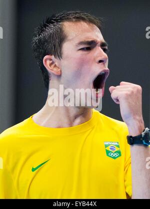 Toronto, Kanada. 25. Juli 2015. Hugo Calderano von Brasilien feiert den Sieg nach der Herren Einzel Finale der Tischtennis-Veranstaltung gegen Gustavo Tsuboi aus Brasilien bei den 17. Pan American Games in Toronto, Kanada, 25. Juli 2015-Spiel. Hugo Calderano gewann 4: 3 und holte sich den Titel. © Zou Zheng/Xinhua/Alamy Live-Nachrichten Stockfoto