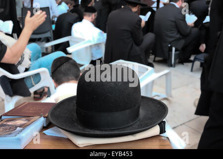 Jerusalem, Israel. 26. Juli 2015. Tausende von Gläubigen Juden beten an der Klagemauer auf Tisha B'Av, 9. des hebräischen Monats von Av, Trauer über die Zerstörung des ersten Tempels (babylonischen König Nebukadnezar II, 587 v. Chr.) und des zweiten Tempels (70 CE, römische Legionen unter Titus). Bildnachweis: Nir Alon/Alamy Live-Nachrichten Stockfoto