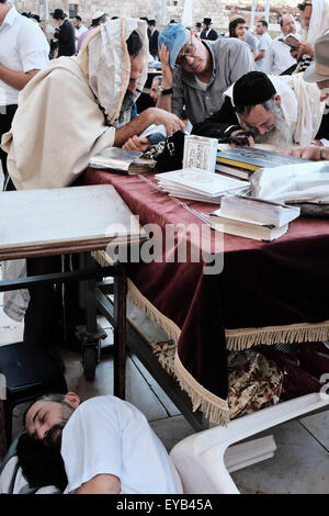 Jerusalem, Israel. 26. Juli 2015. Tausende von Gläubigen Juden beten an der Klagemauer auf Tisha B'Av, 9. des hebräischen Monats von Av, Trauer über die Zerstörung des ersten Tempels (babylonischen König Nebukadnezar II, 587 v. Chr.) und des zweiten Tempels (70 CE, römische Legionen unter Titus). Bildnachweis: Nir Alon/Alamy Live-Nachrichten Stockfoto