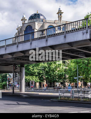Erhöhten Viadukt der U – Bahn-Schienennetz im Gorlitzer Bahnhof Kreuzberg, Berlin Stockfoto