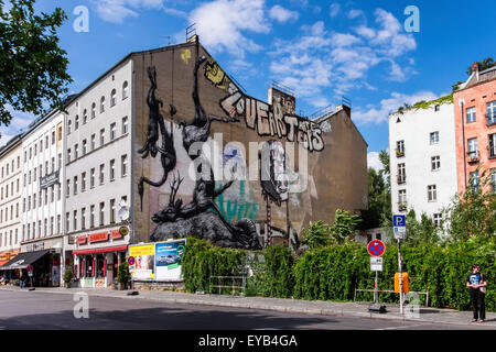 Schwarzen & weiße Tote Tiere hängen von der Seite des Gebäudes, Wandgemälde von Street Künstler Roa aus Gent in Berlin-Kreuzberg Stockfoto