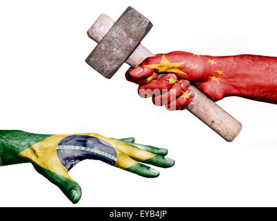 Flagge von China Aufdruck auf eine Hand mit einem schweren Hammer schlagen eine Hand, die Brasilien darstellt. Konzeptbild für politica Stockfoto