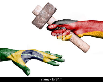 Flagge von Deutschland Aufdruck auf eine Hand mit einem schweren Hammer schlagen eine Hand, die Brasilien darstellt. Konzeptbild für politi Stockfoto