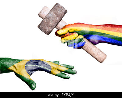 Flagge des Friedens Aufdruck auf eine Hand mit einem schweren Hammer schlagen eine Hand, die Brasilien darstellt. Konzeptbild für politica Stockfoto